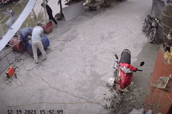 Dập tắt đám cháy ngôi nhà 2 tầng trên phố Tôn Đức Thắng-3