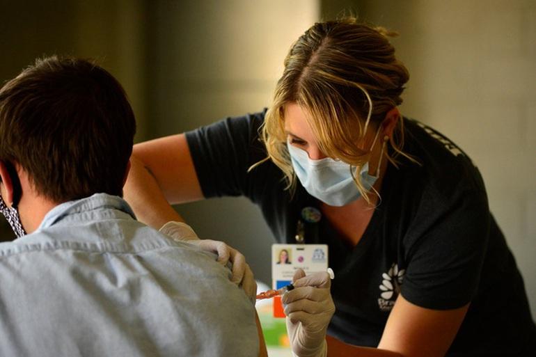 Người mắc Covid-19 sau khi tiêm 2 mũi vaccine có siêu kháng thể-1