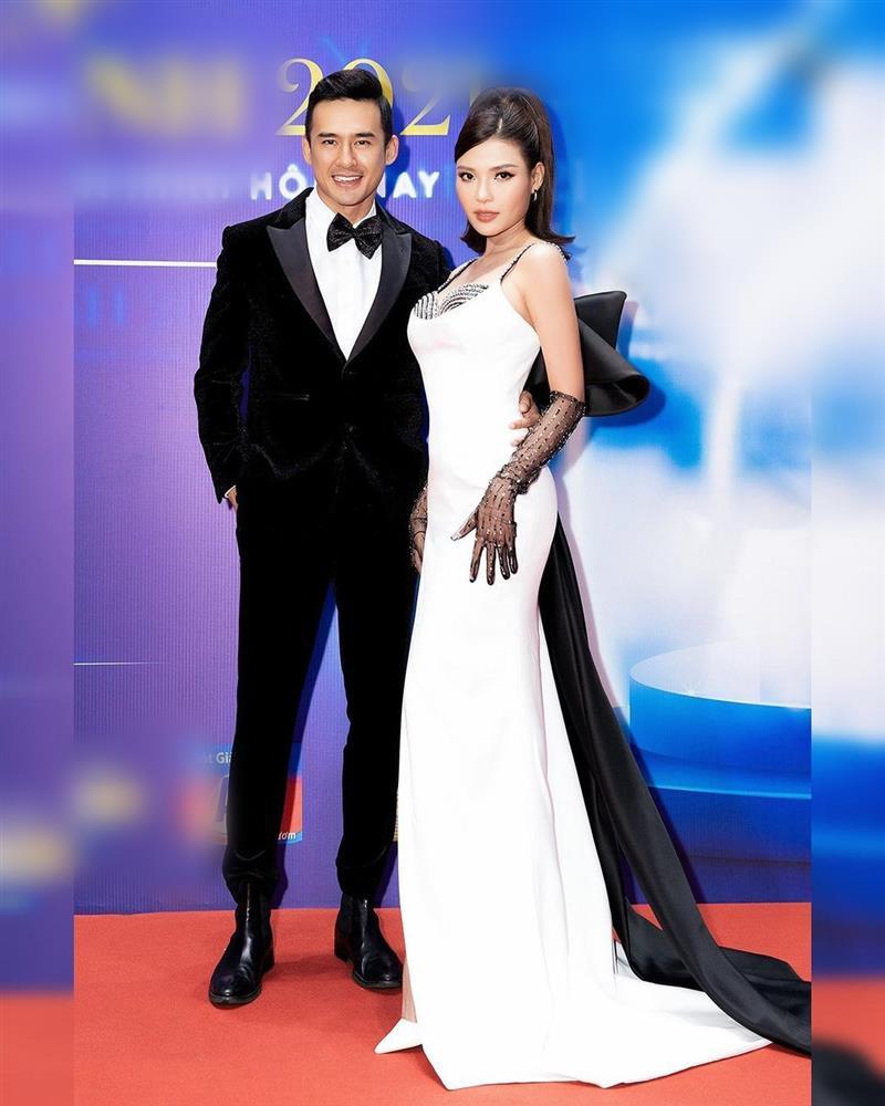 Vừa khoe giảm cân, Thúy Diễm lại để lộ vòng 2 như mang bầu-6