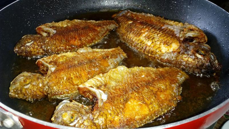 5 sai lầm khi rán cá khiến món ăn nát bét, còn mất sạch dinh dưỡng-1