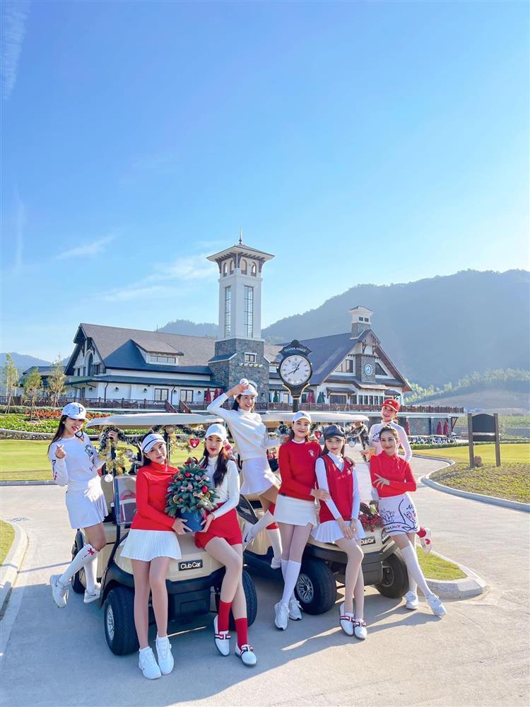 Hội bạn thân Hương Giang chụp hình Noel trên sân golf hót hòn họt-1