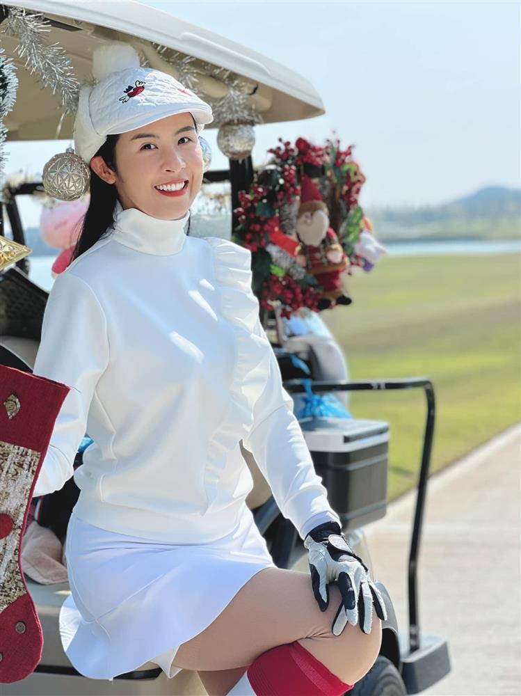 Hội bạn thân Hương Giang chụp hình Noel trên sân golf hót hòn họt-5