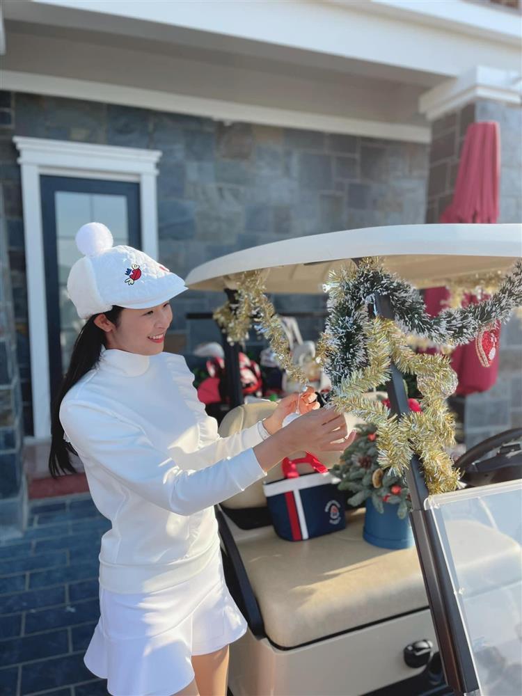 Hội bạn thân Hương Giang chụp hình Noel trên sân golf hót hòn họt-6
