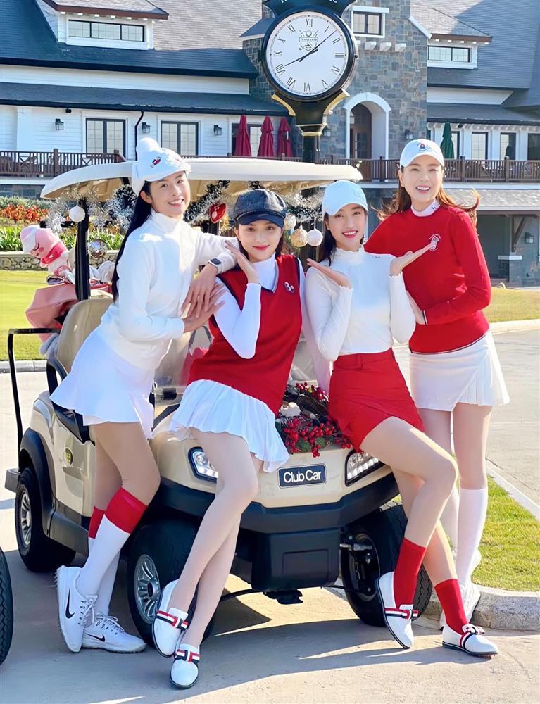 Hội bạn thân Hương Giang chụp hình Noel trên sân golf hót hòn họt-2
