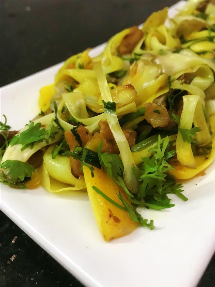 Tìm ra cách bổ mít không dính nhựa, chị em thả tim rần rần-3