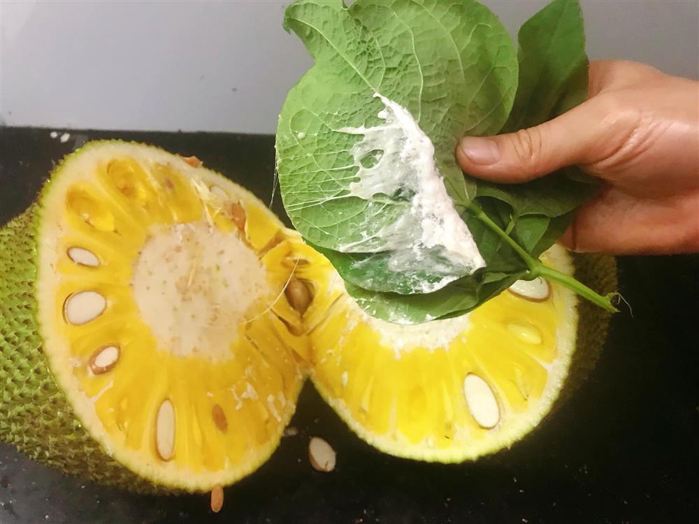 Tìm ra cách bổ mít không dính nhựa, chị em thả tim rần rần-2