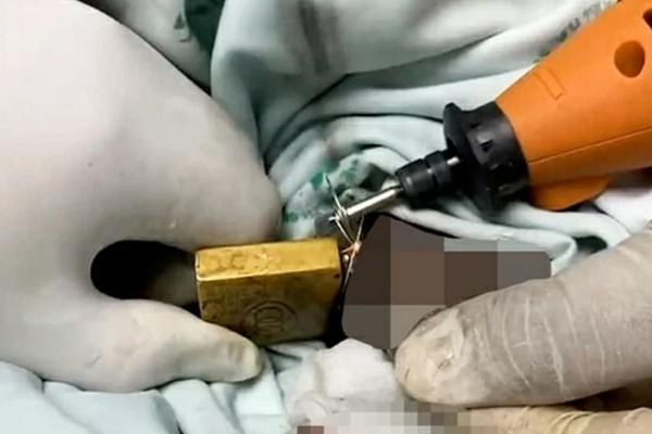 Nhân viên nhà xác hết hồn vì âm thanh lạ khi đưa bé sơ sinh đi chôn-3