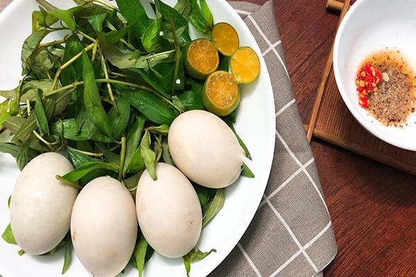 Nghe bảo ăn trứng vịt lộn xong nhất định phải bóp nát vỏ, sao vậy?-3