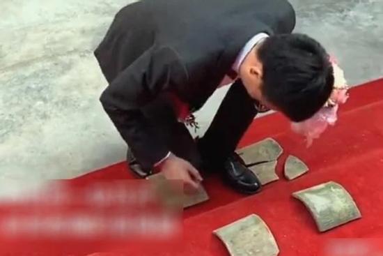 Bất bình chàng trai bị bắt dùng đầu gối đập vỡ ngói mới được đón dâu