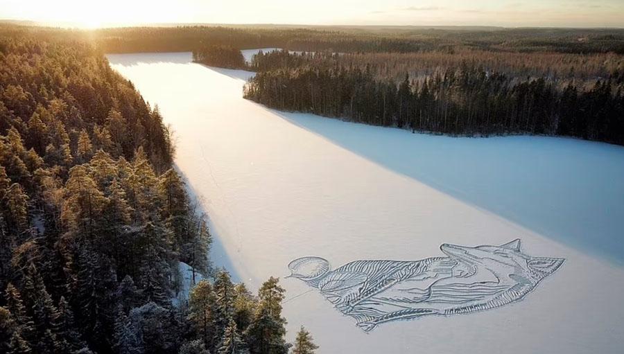 Choáng với con cáo khổng lồ trên mặt hồ đóng băng ở Hà Lan-1