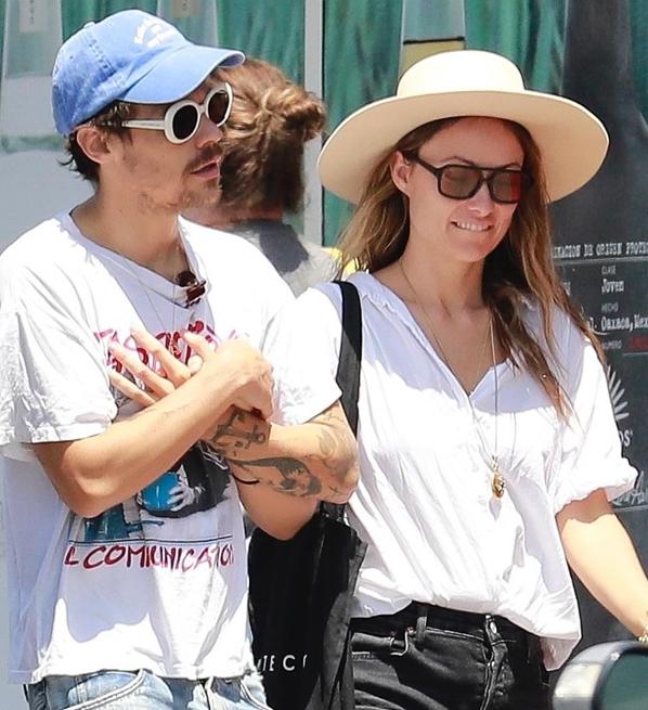 Tháng 1 năm nay, Harry Styles khiến các fan dậy sóng khi yêu nữ diễn viên Olivia Wilde hơn anh 10 tuổi. Người hâm mộ khá sốc vì bạn gái mới của Harry không chỉ hơn anh nhiều tuổi mà đã có 2 con với hôn phu cũ - nam diễn viên Jason Sudeikis. Tuy nhiên, vượt qua mọi dị nghị, nam ca sĩ xứ sương mù luôn thể hiện tình yêu say đắm dành cho người đẹp Mỹ. Theo giới thạo tin, Harry Styles phải lòng Olivia Wilde từ cuối năm ngoái khi hợp tác trong phim 