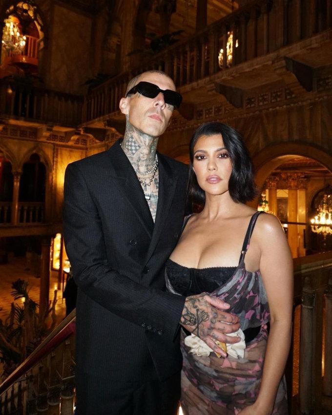 Sau thời gian dài độc thân, ngôi sao truyền hình thực tế Kourtney Kardashian hẹn hò rocker Travis Barker đầu năm nay. Tình yêu mới của cô cả nhà Kardashian cuồng say đến mức 2người không ngần ngại thể hiện cử chỉ âu yếm ở khắp nơi như đôi tình nhân trẻ. Người hâm mộ và thậm chí các tình cũ của Kourtney cũng phải 