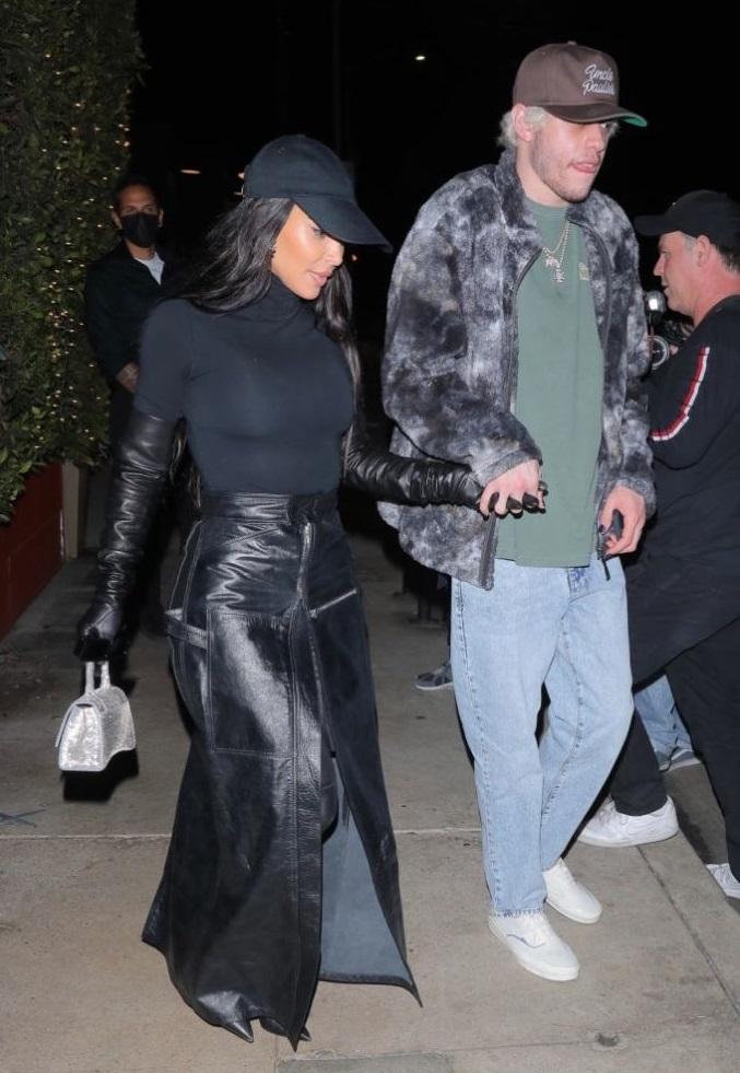 Chỉ sau 3 tháng, Pete Davidson làm fan bất ngờ hơn nữa khi trở thành bạn trai mới của nữ tỷ phú Kim Kardashian. Người hâm mộ Kim cũng sửng sốt không kém vì có rất nhiều doanh nhân, tỷ phú khao khát được hẹn hò với cô nhưng người đẹp chọn danh hài kém mình tới 14 tuổi và có tình trường phức tạp. Kim và Pete Davidson bắt đầu cảm nắng sau khi đóng cùng trong chương trình hài kịch "Saturday Night Live" đầu tháng 10. Sau đó, 2 người thường xuyên gặp gỡ, đi chơi và công khai tình cảm tháng 11. Kim luôn rạng rỡ, hạnh phúc mỗi khi xuất hiện bên tình trẻ. Mới đây, cô đệ đơn lên tòa xin khôi phục tình trạng độc thân trong khi vụ ly hôn với rapper Kanye West chưa hoàn tất. Ngôi sao 41 tuổi đã sẵn sàng bước tiếp với người mới, khép lại quan hệ tình cảm kéo dài gần 2 thập kỷ với Kanye.