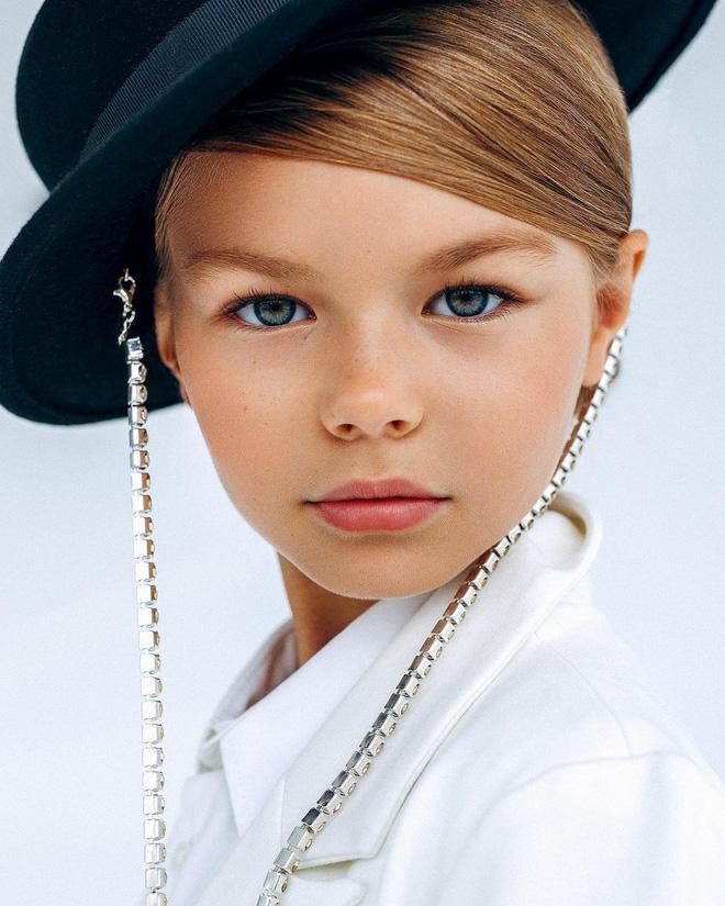 Bé mặt như tượng tạc, mẫu nhí đẹp nhất thế giới càng lớn càng xinh-6