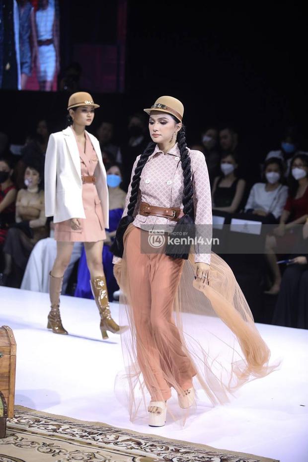 Hương Giang gây thất vọng khi làm vedette sau 10 tháng ở ẩn-3