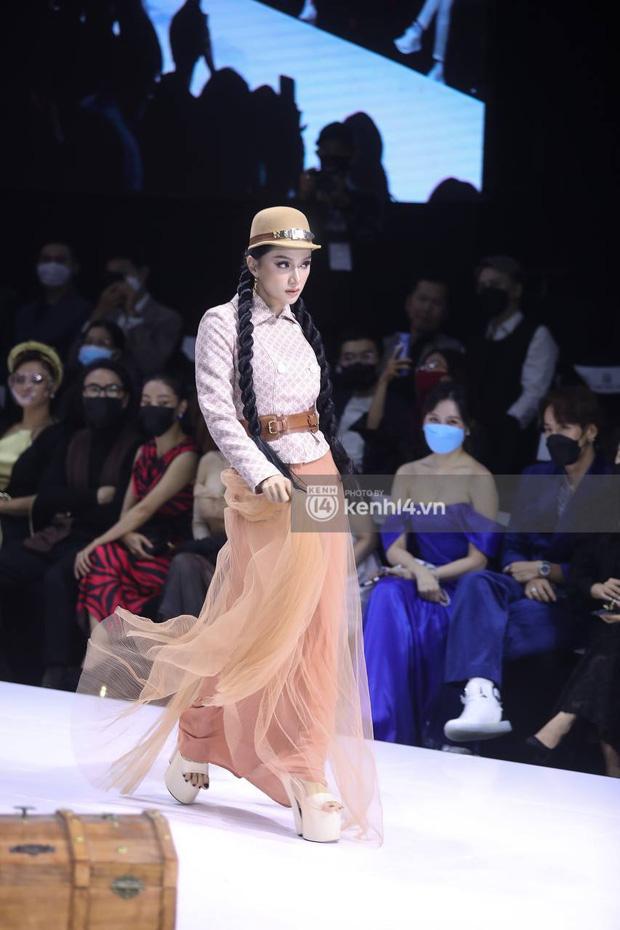 Hương Giang gây thất vọng khi làm vedette sau 10 tháng ở ẩn-4