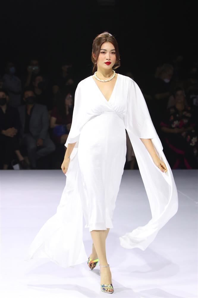 Lương Thùy Linh thua đau khi đụng hàng Khánh Vân-5