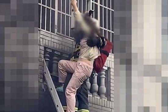 Không muốn dậy đi học, con trai đốt nhà khiến bố mẹ ngạt thở