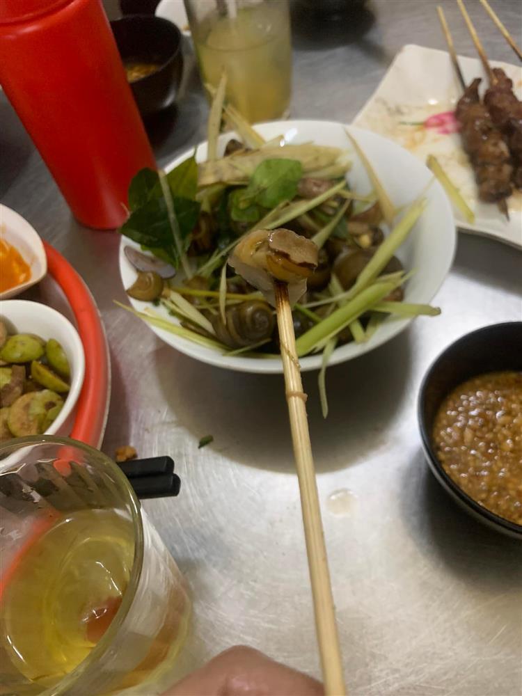 Ăn bát ốc luộc, cô gái khóc thét: Quán vỉa hè mà giá trên trời!-2