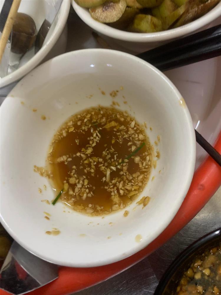 Ăn bát ốc luộc, cô gái khóc thét: Quán vỉa hè mà giá trên trời!-3