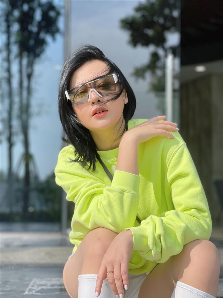 Phương Oanh ăn mặc lồng lộn, lộ khả năng tiếng Anh kém cỏi-5