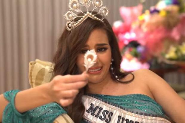 Trang Trần đội vương miện Miss Universe phake giống Đặng Thu Thảo-5