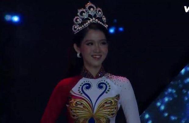 Trang Trần đội vương miện Miss Universe phake giống Đặng Thu Thảo-11