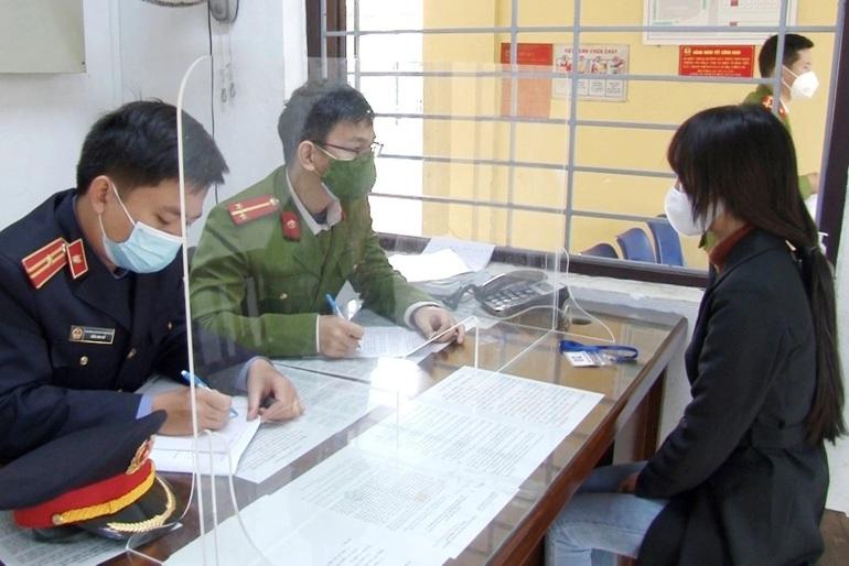 Khởi tố cô gái trẻ cởi nội y trên cầu Trường Tiền, đăng clip nhạy cảm-1