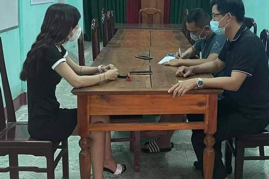 Khởi tố cô gái trẻ cởi nội y trên cầu Trường Tiền, đăng clip nhạy cảm