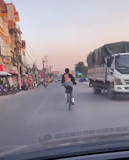 Cô gái mặc như không đạp xe giữa mùa đông gây nhức nhối-2