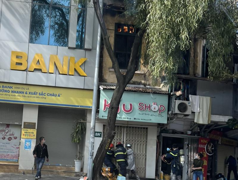 Dập tắt đám cháy ngôi nhà 2 tầng trên phố Tôn Đức Thắng-2