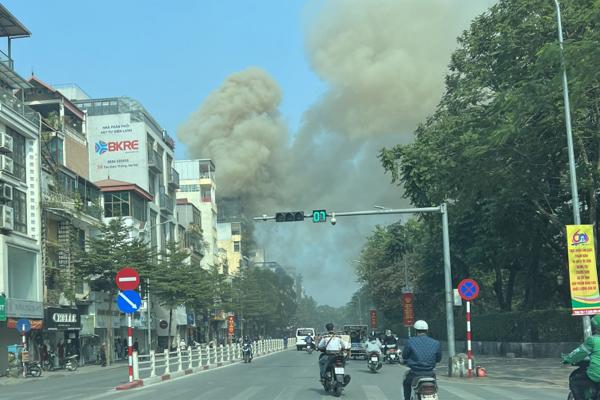 Dập tắt đám cháy ngôi nhà 2 tầng trên phố Tôn Đức Thắng-1