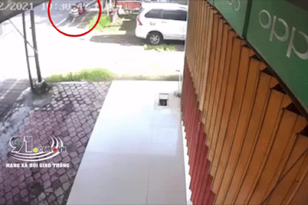 Clip: Thanh niên hổ báo khịa tài xế ô tô, bị rượt đuổi chạy đứt dép-2