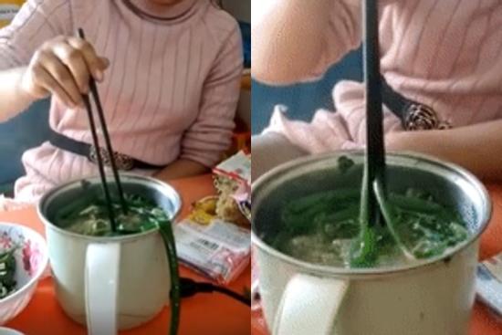 Hành lá 'nhảy múa' trong nồi mì sôi khiến 2 phụ nữ giật nảy