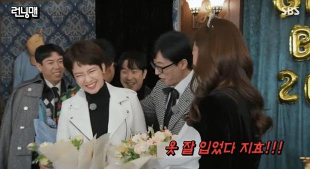 Mái tóc ngắn ngủn của Song Ji Hyo lại thành chủ đề tranh cãi-2