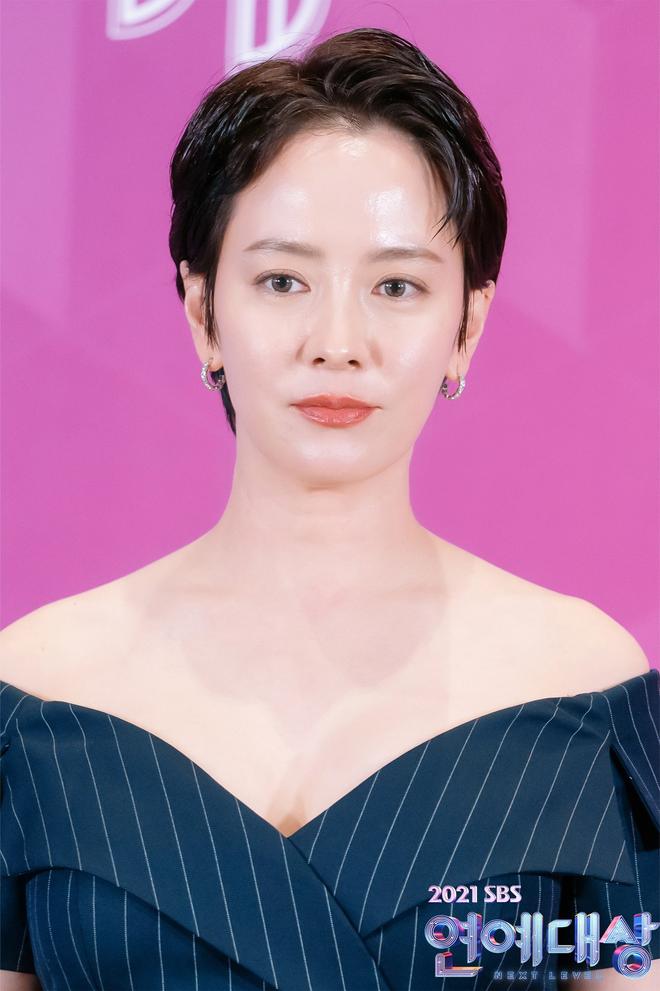 Mái tóc ngắn ngủn của Song Ji Hyo lại thành chủ đề tranh cãi-8