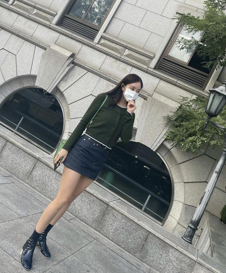 Trời rét căm căm, Sunmi - Joy vẫn mặc chân váy mini khoe dáng-4