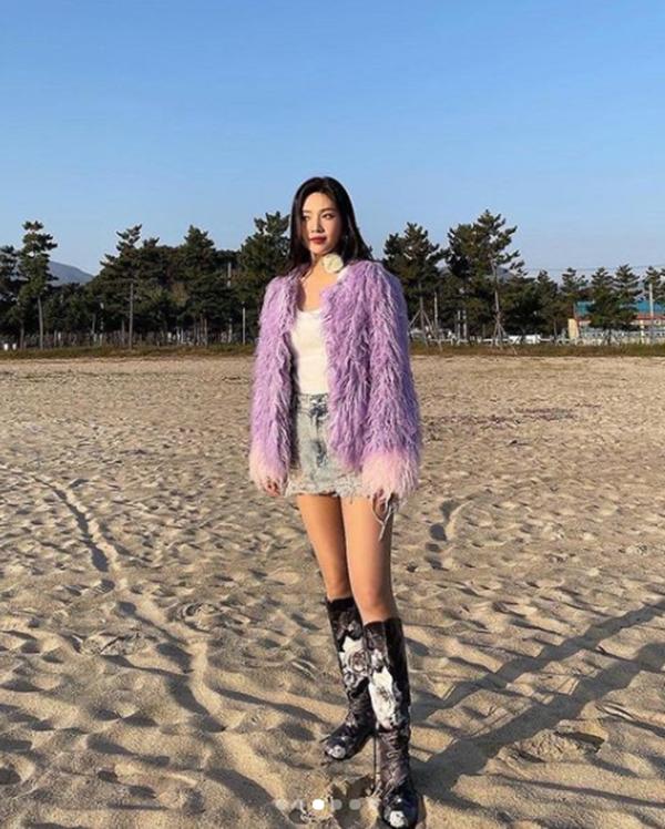 Trời rét căm căm, Sunmi - Joy vẫn mặc chân váy mini khoe dáng-2