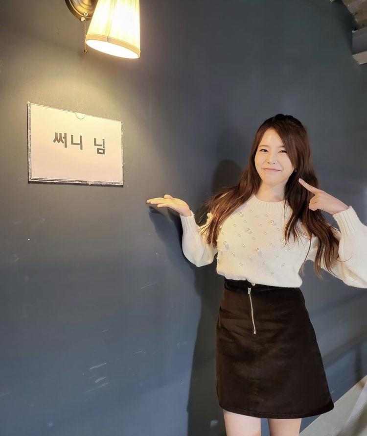 Trời rét căm căm, Sunmi - Joy vẫn mặc chân váy mini khoe dáng-5