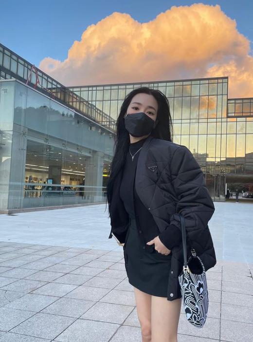 Trời rét căm căm, Sunmi - Joy vẫn mặc chân váy mini khoe dáng-6