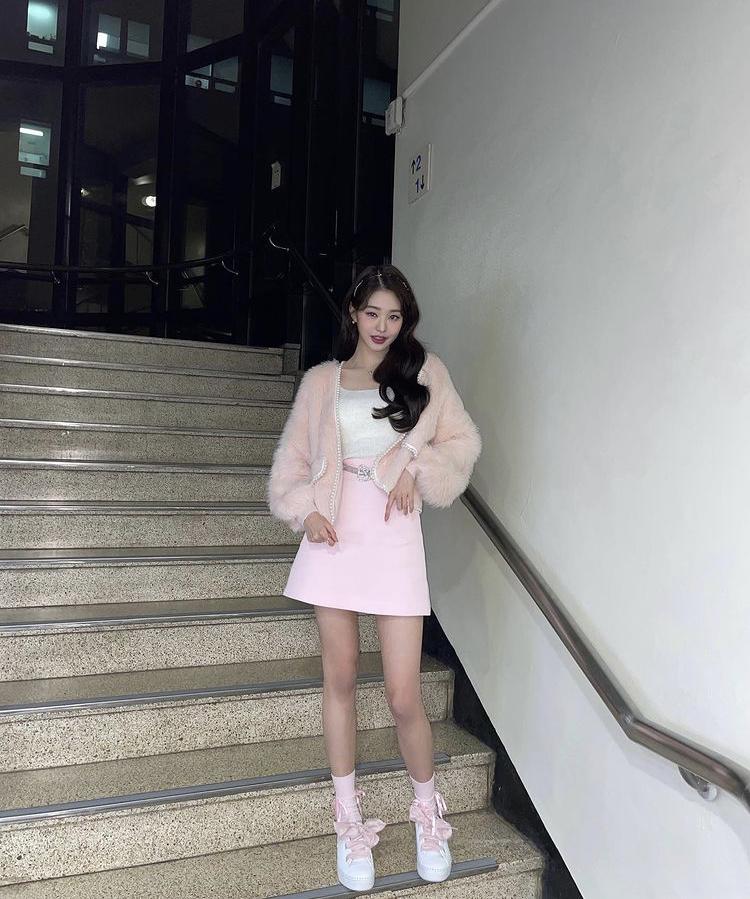 Trời rét căm căm, Sunmi - Joy vẫn mặc chân váy mini khoe dáng-8