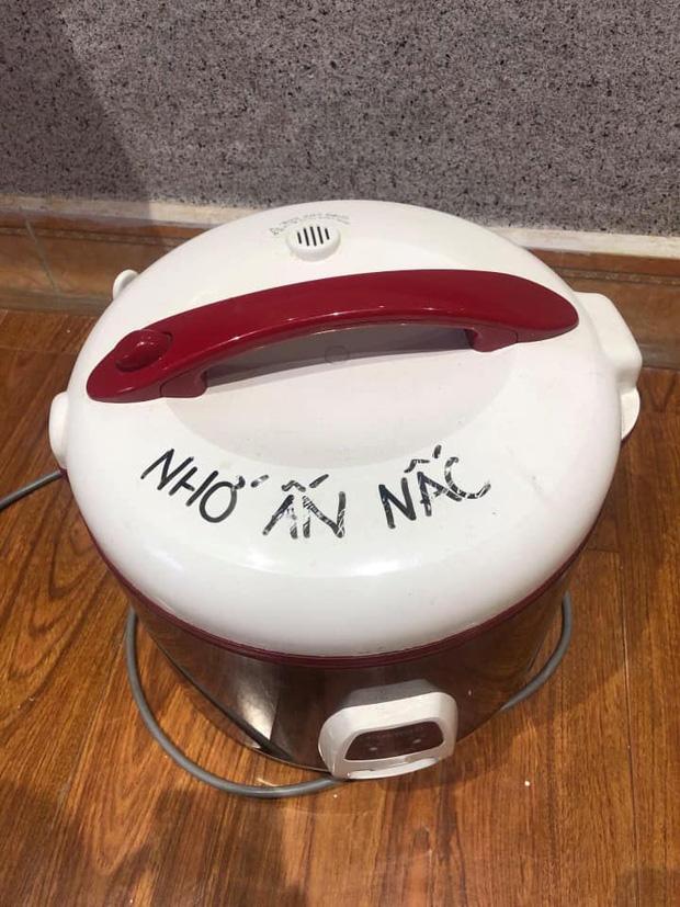 Đại hoạ khi dùng nồi cơm điện, anh chàng ghi 1 dòng chữ lên nắp nồi-1