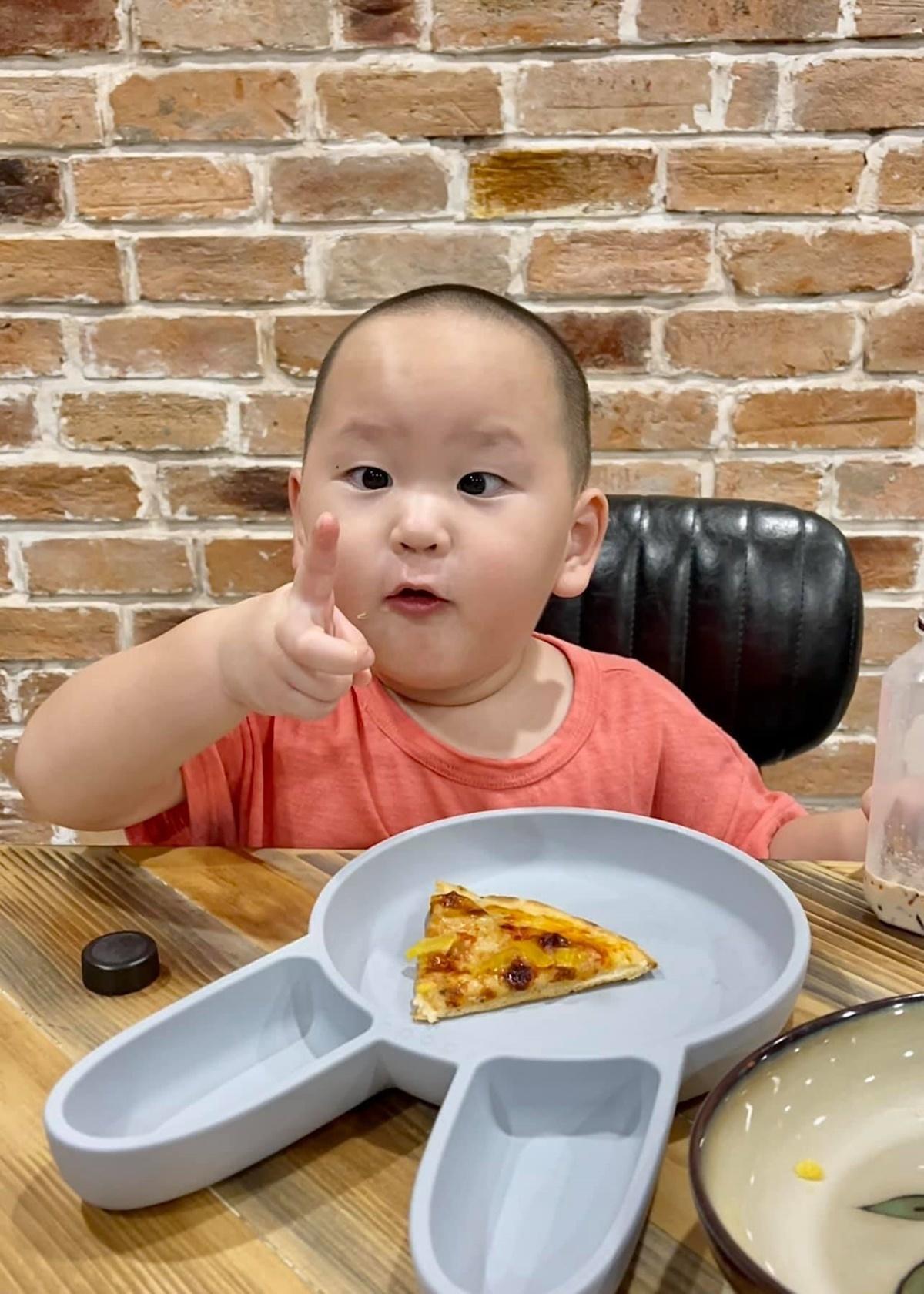 Hayden ăn gì cũng say sưa, ngon miệng. Đôi khi chỉ được thưởng thức miếng bánh pizza từ mẹ My nhưng đôi mắt em đã ánh lên sự phấn khích. Trà My tiết lộ Hayden có niềm đam mê bất tận với đồ ăn, lúc nào cũng 