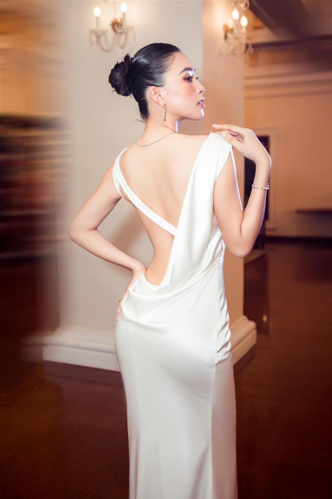 Tiểu Vy hở bạo nguyên lưng, lấp ló bầu ngực sexy đến ngộp thở-6