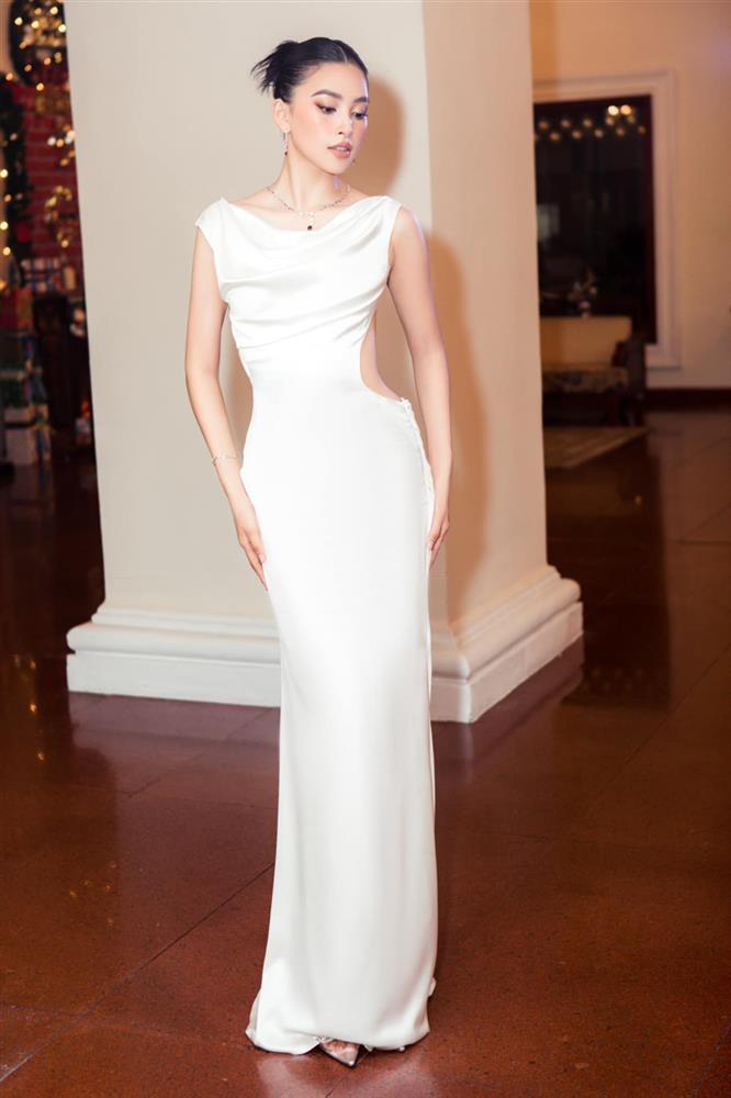 Tiểu Vy hở bạo nguyên lưng, lấp ló bầu ngực sexy đến ngộp thở-1