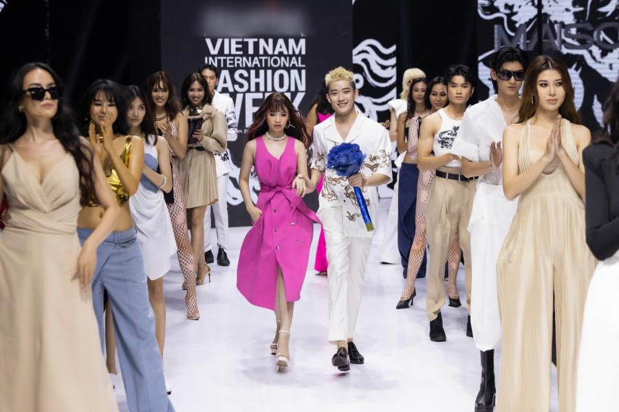 Minh Tú làm vedette mà bị lờ tịt, không được NTK dắt tay kết show-2