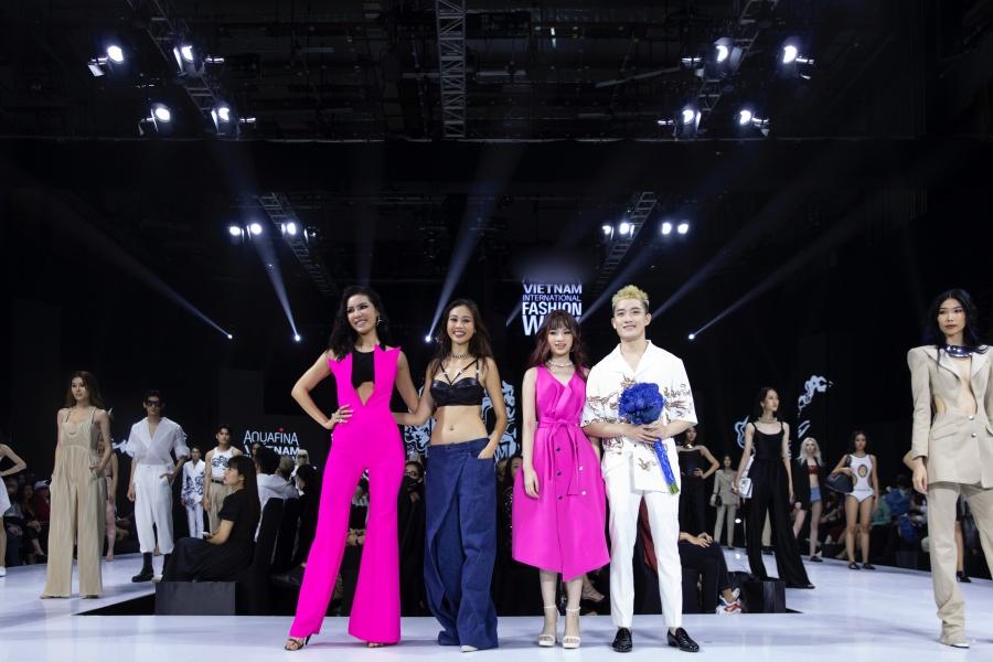 Minh Tú làm vedette mà bị lờ tịt, không được NTK dắt tay kết show-4