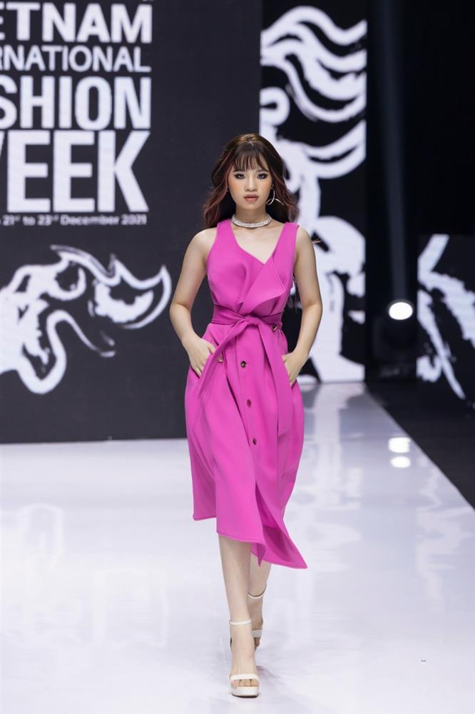 Minh Tú làm vedette mà bị lờ tịt, không được NTK dắt tay kết show-6