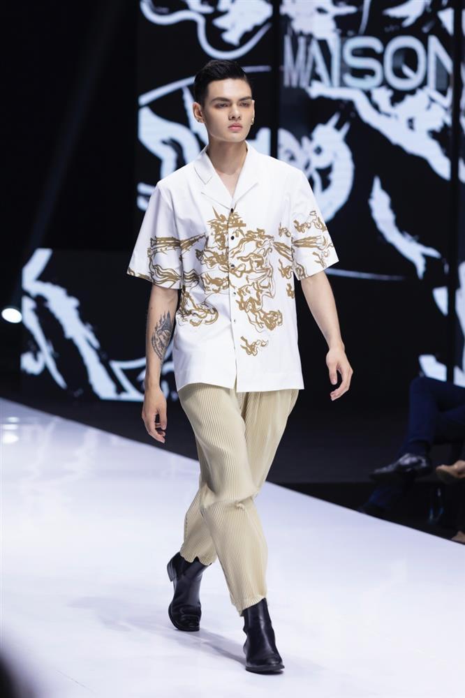 Minh Tú làm vedette mà bị lờ tịt, không được NTK dắt tay kết show-7