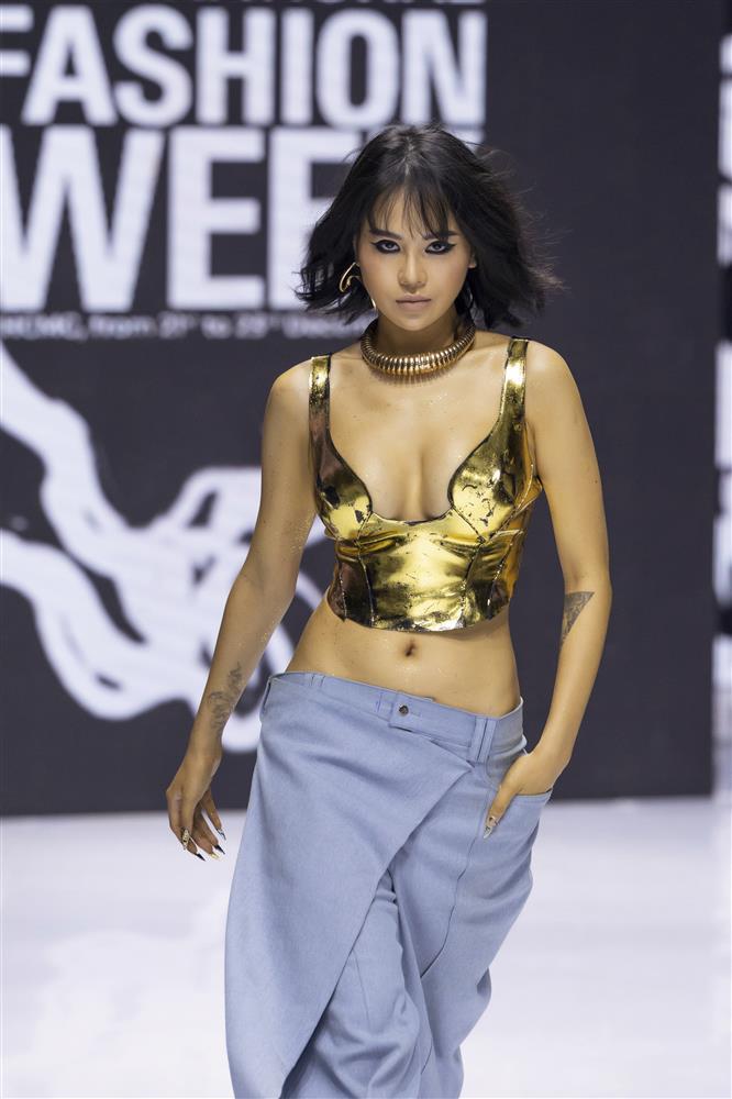 Minh Tú làm vedette mà bị lờ tịt, không được NTK dắt tay kết show-9